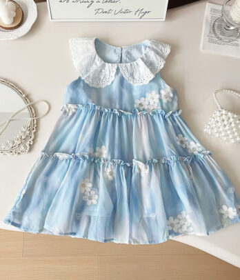 Robe bleu ciel à fleurs volantée avec col claudine en dentelle