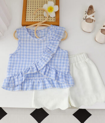Emsemble de blouse style Vichy de couleur bleu et short blanc
