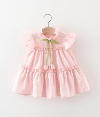 Robe rose clair avec fermeture à nouer en forme de fleur