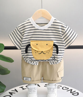 Ensemble de T-shirt à rayures ludique avec short beige