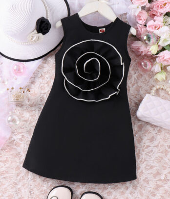 Robe noire près du corps à fleur fantaisie au centre