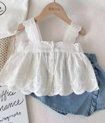 Ensemble de jupe short en jean avec haut blanc style bohème