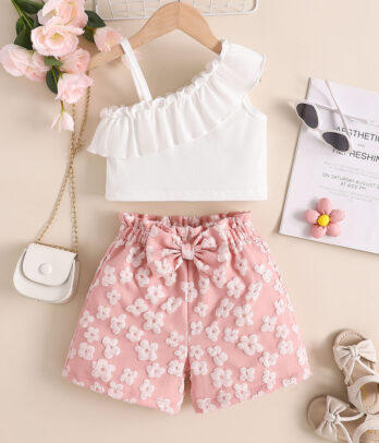 Short rose fleuri et crop top blanc asymétrique