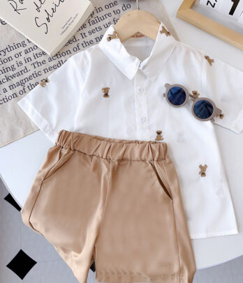 Ensemble de chemise blanche brodée et bermuda beige