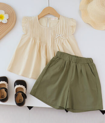 Ensemble de short vert militaire et blouse beige sans manches pour filles