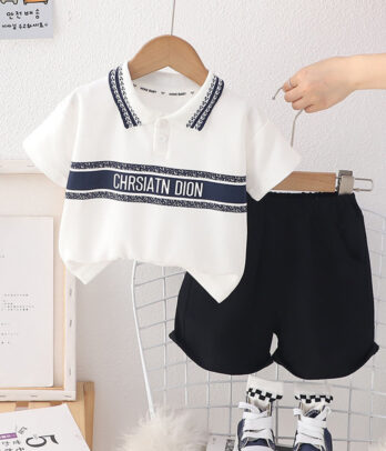 Assortiment estivale de T-shirt blanc et bermuda noir inspiré de grande marque