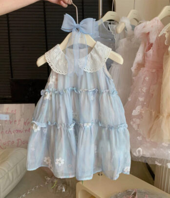 Robe bleu pastel à col Claudine en dentelle