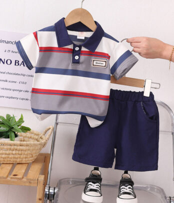 Polo à rayures avec short bleu marine