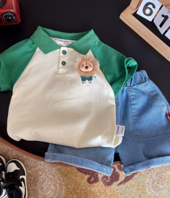 Ensemble bermuda en jean clair et polo vert et blanc