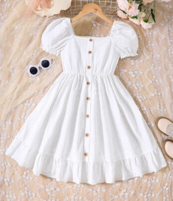 Robe blanche creuse à manches bouffantes