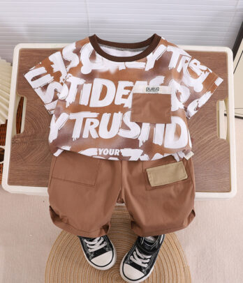 Ensemble marron de bermuda et T-shirt imprimé
