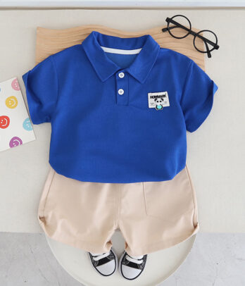 Polo bleu électrique et short beige parfaitement assorti