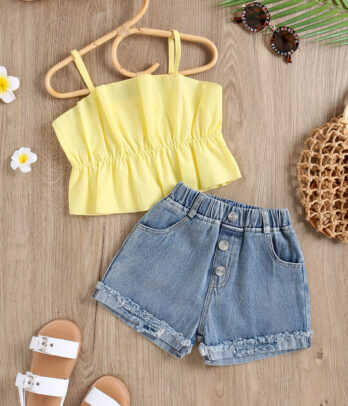 Ensemble de crop top jaune et short en jean