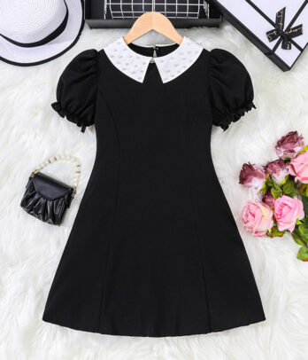 Robe noire à manches bouffantes et col blanc