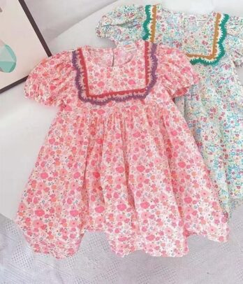 Petite robe florale de couleur rose à manches courtes