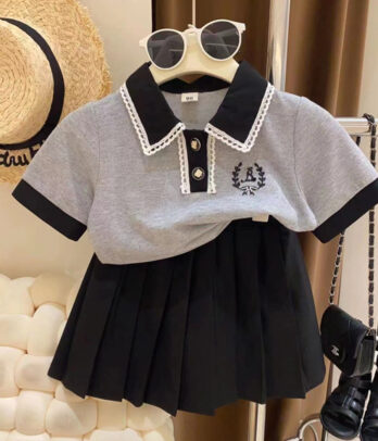 Ensemble de jupe noire plissée et T-shirt gris à col classique