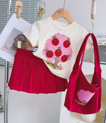 Jupe plissée et haut assorti avec un tote bag rose
