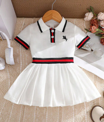 Robe de tennis blanche aux détails colorés