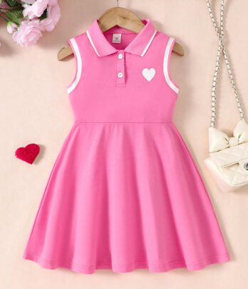 Robe rose à jupon plissé et col style polo