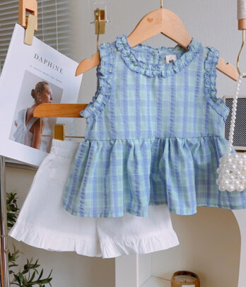 Set de blouse bleue à carreaux et short blanc simple