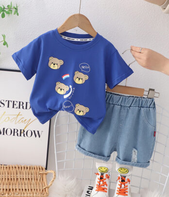 T-shirt bleu éléctrique imprimé petits oursons avec short en jean