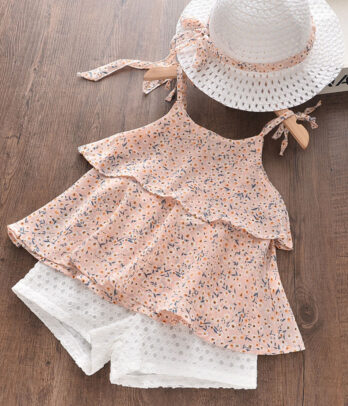 Ensemble de short blanc et blouse rose fleurie