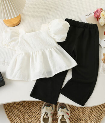 Haut blanc en brocart à manches bouffantes avec pantalon noir