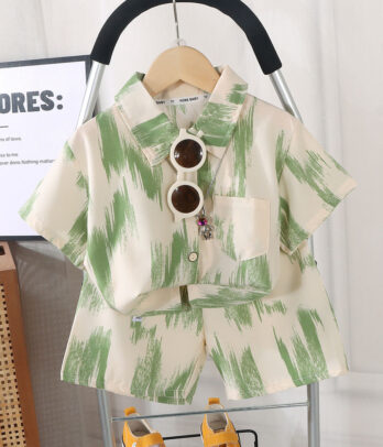 Ensemble estival bicolore pour garçons composé de short et chemise