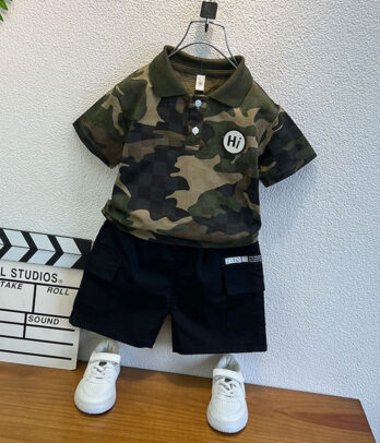 T-shirt à col à imprimé militaire avec un short noir décontracté