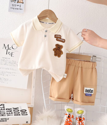 Ensemble estivale de T-shirt beige avec short de couleur saumon