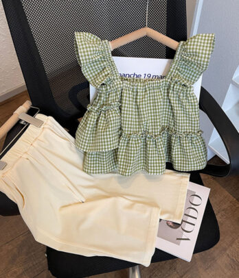 Ensemble de pantalon blanc cassé et blouse volantée en tissu style Vichy