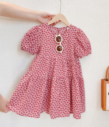 Robe rose à petits coeurs abstraits