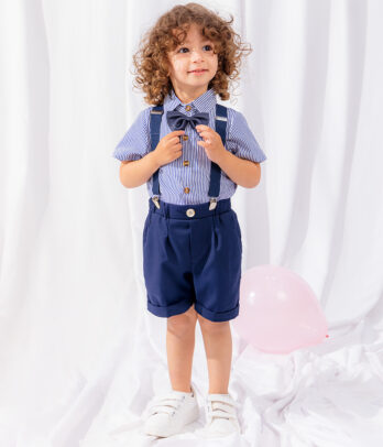 Ensemble classique de short et chemise bleue avec nœud papillon