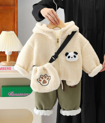Une veste moelleuse à capuche, un pantalon assorti et un petit sac à patte d’ours irrésistible !