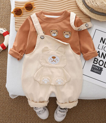 Un look ultra attendrissant pour votre petit bout, avec un design de petit ours en relief sur une salopette crème toute douce.