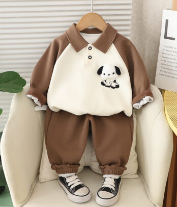 Un look doux et décontracté, parfait pour les petits bouts qui aiment bouger avec style.