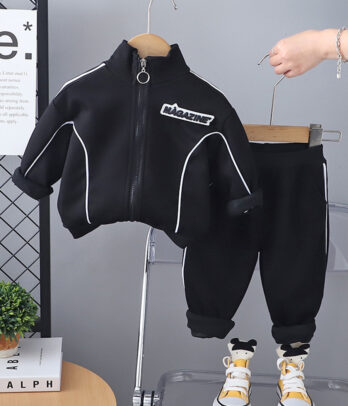 Un ensemble parfait pour les garçons pleins d'énergie qui aiment allier confort et style. Avec ses finitions contrastantes et son esprit athlétique, il offre un look tendance et pratique au quotidien.