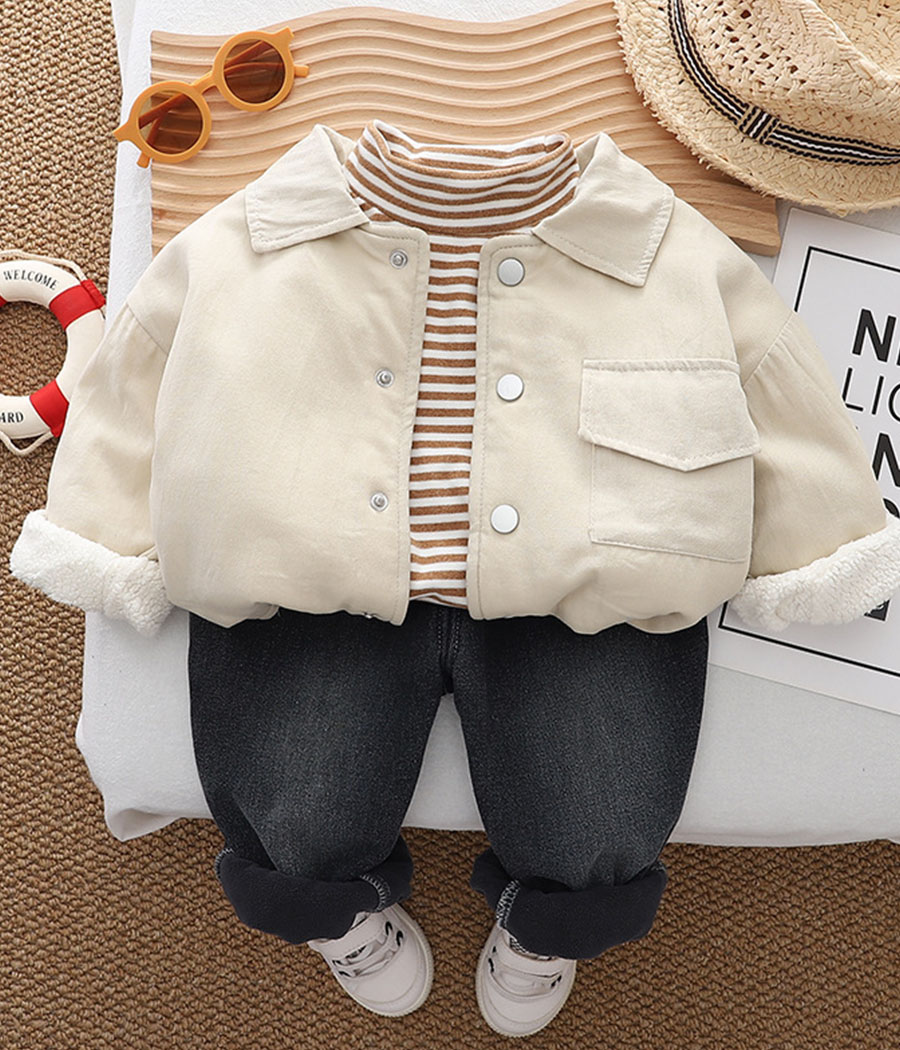 48325-0111 Un look doux et moderne pour les journées fraîches, parfait pour les petits explorateurs urbains.