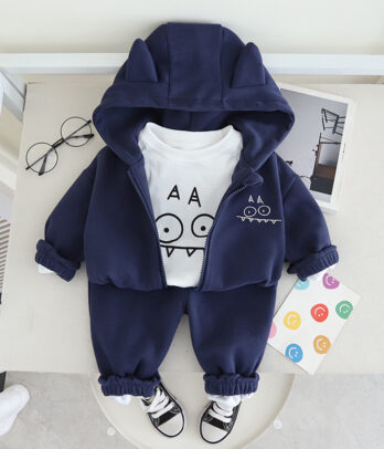 Parfait pour le quotidien ou une sortie familiale, cet ensemble assure confort, style et liberté de mouvement à votre enfant.
