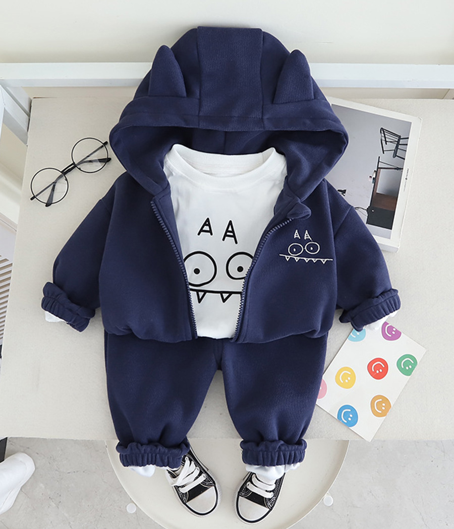 49895-0235 Parfait pour le quotidien ou une sortie familiale, cet ensemble assure confort, style et liberté de mouvement à votre enfant.