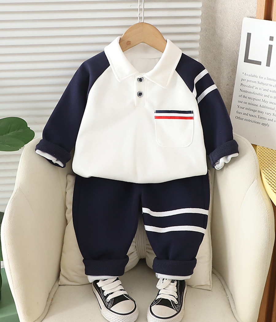 58635-0134 Cet ensemble deux pièces au style preppy est parfait pour les petits garçons dynamiques qui aiment rester à la fois confortables et tendance.