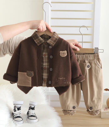 Un look chaleureux et attendrissant pour les petits garçons, parfait pour les saisons automne-hiver.