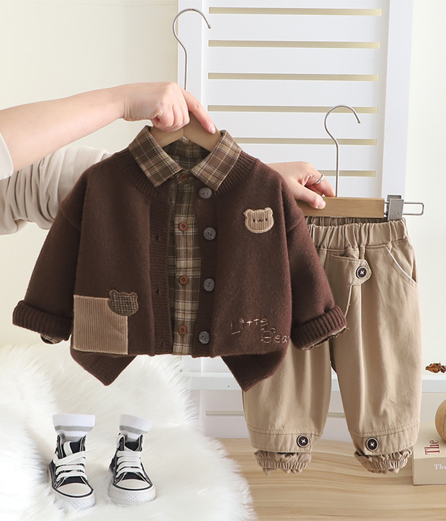 598167 Un look chaleureux et attendrissant pour les petits garçons, parfait pour les saisons automne-hiver.