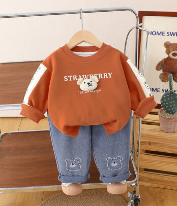 Ensemble bébé automne : sweat orange à ourson 3D et jean brodé. Doux, confortable et tendance, idéal pour un look cosy et mignon toute la saison.