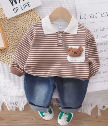 Un look casual doux et tendance pour les petits garçons.