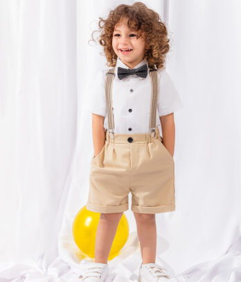 Ensemble de short crème à bretelles avec chemise blanche à nœud papillon