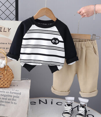 Cet ensemble deux pièces associe un sweat rayé noir et blanc à un pantalon beige classique pour un look à la fois doux, moderne et confortable.