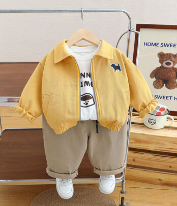 Ensemble garçon 3 pièces : t-shirt imprimé, veste jaune moutarde et pantalon beige. Confortable, joyeux et pratique, idéal pour l’école et les sorties.
