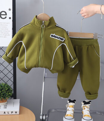 Avec son coloris kaki original et ses finitions contrastées, cet ensemble à l’allure sportive est idéal pour les journées actives des enfants.