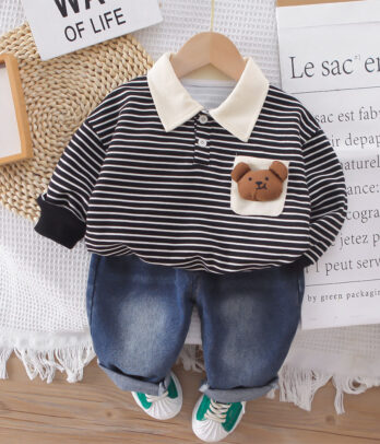 Cet ensemble garçon associe un haut polo rayé à manches longues à un jean en denim doux pour un style classique revisité.